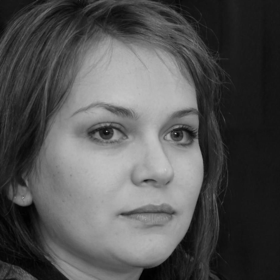 Elena Martínez, consultora financiera especializada en análisis de mercados después de completar la formación